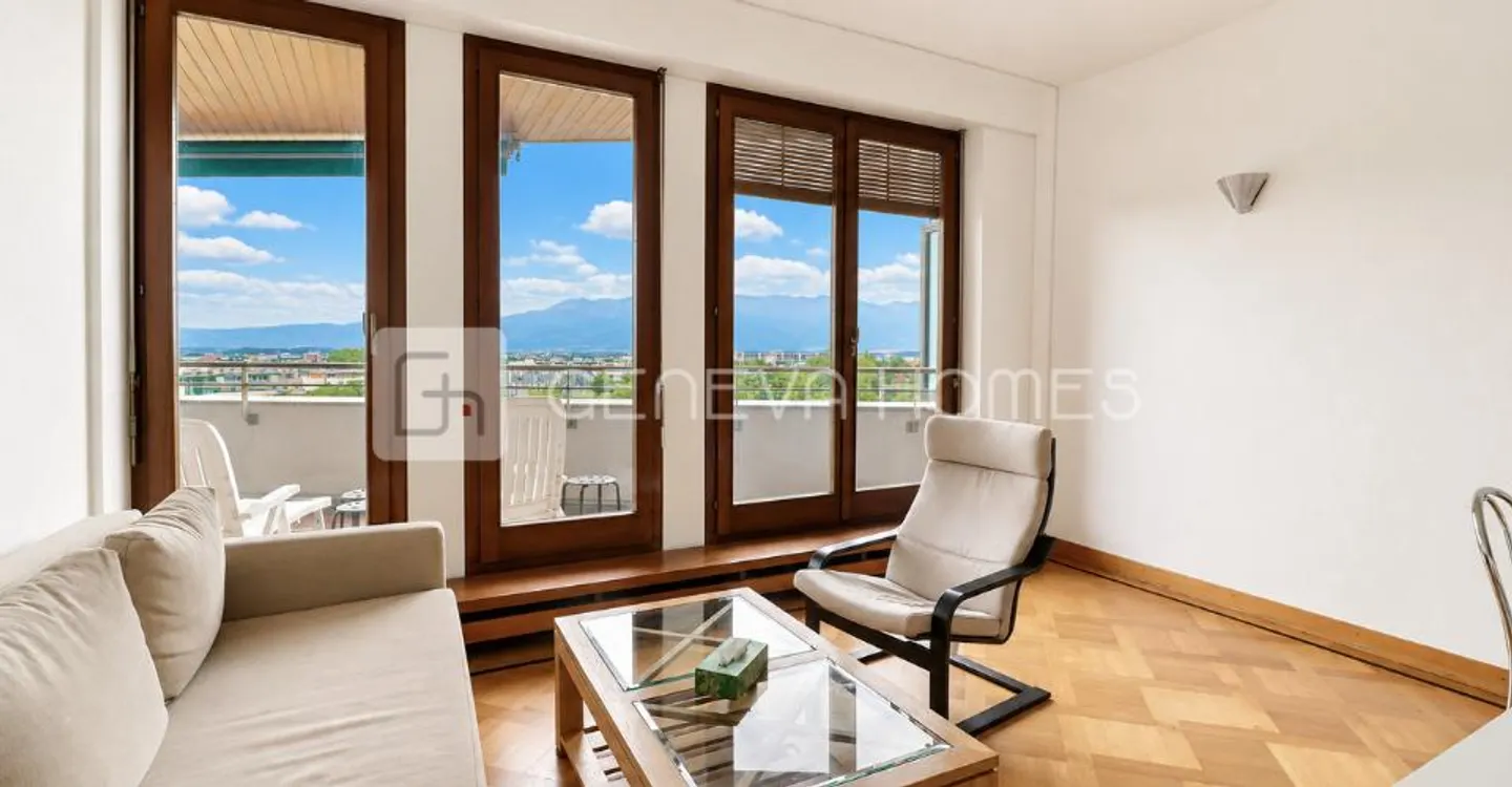 Appartement lumineux avec terrasse - Photo 2 sur 8