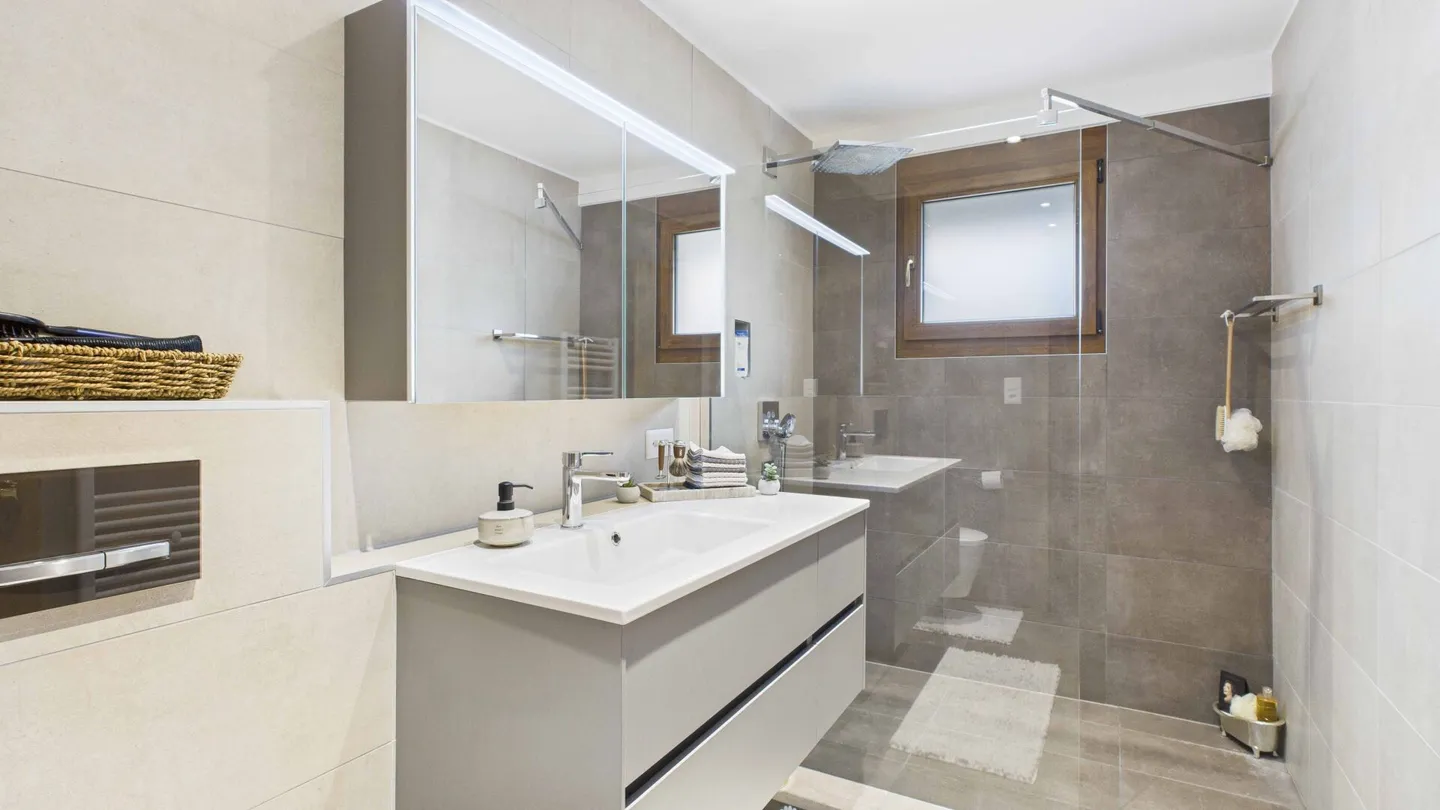 Appartamento duplex di 5,5 stanze su tre piani ad Agarn - Foto 9 di 11