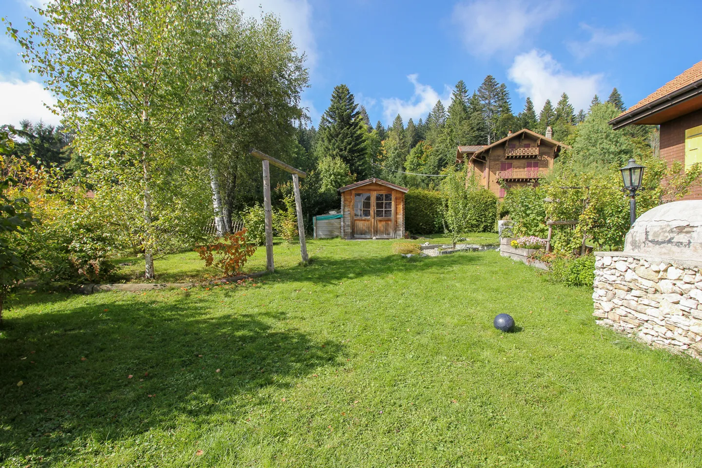 Chalet mit 5.5 Zimmern und großem, baumgesäumtem Garten sowie Autoabstellplatz - Foto 4 von 32