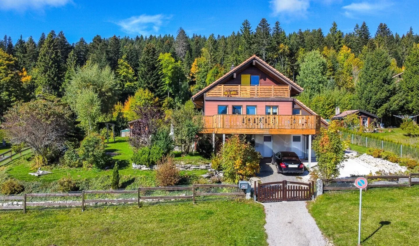 Chalet mit 5.5 Zimmern und großem, baumgesäumtem Garten sowie Autoabstellplatz - Foto 5 von 32