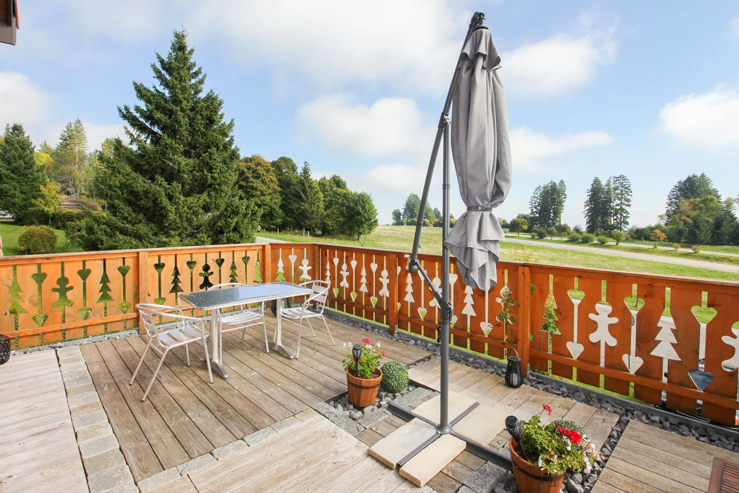 Chalet mit 5.5 Zimmern und großem, baumgesäumtem Garten sowie Autoabstellplatz - Foto 2 von 32