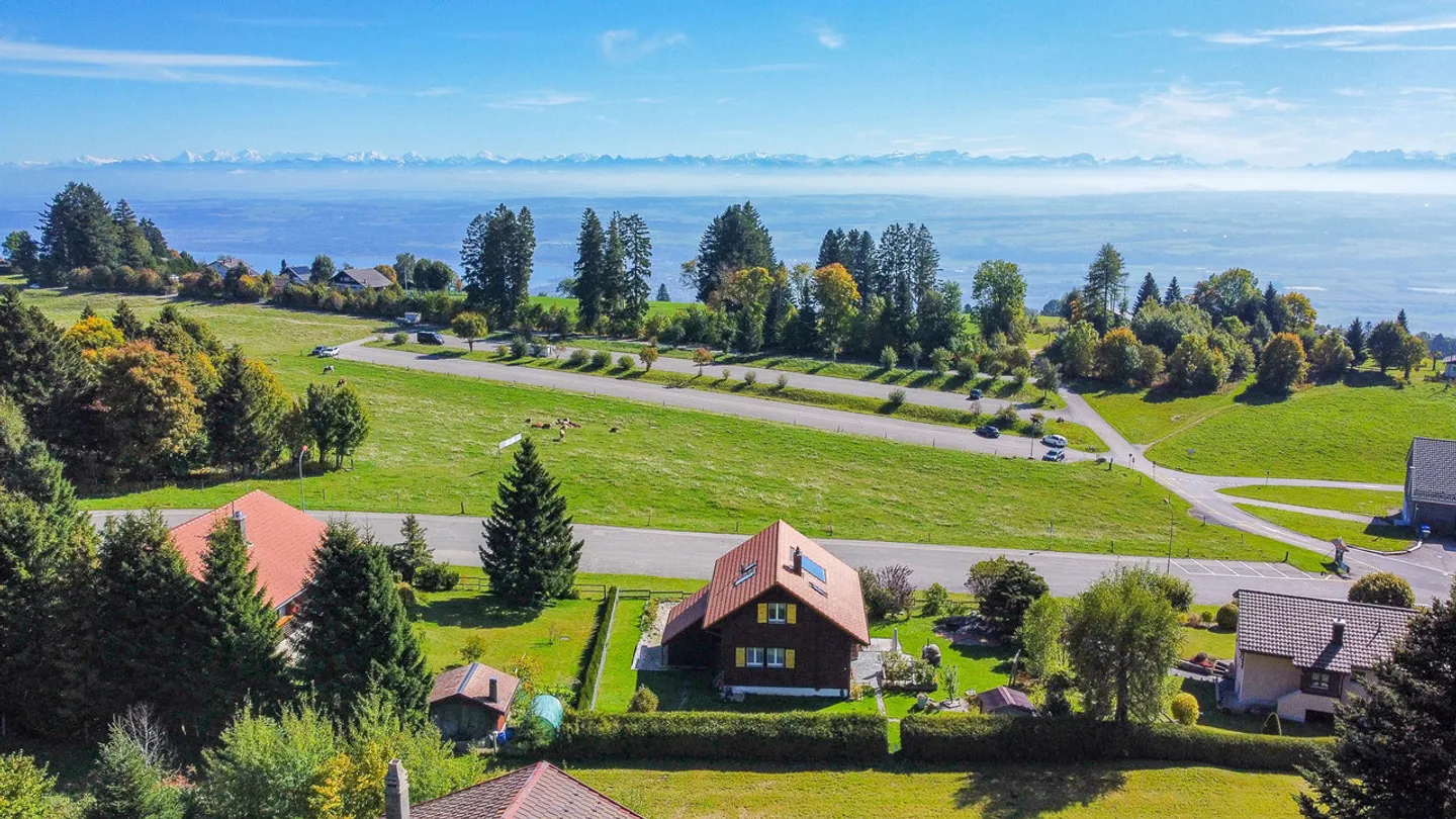Chalet mit 5.5 Zimmern und großem, baumgesäumtem Garten sowie Autoabstellplatz - Foto 3 von 32