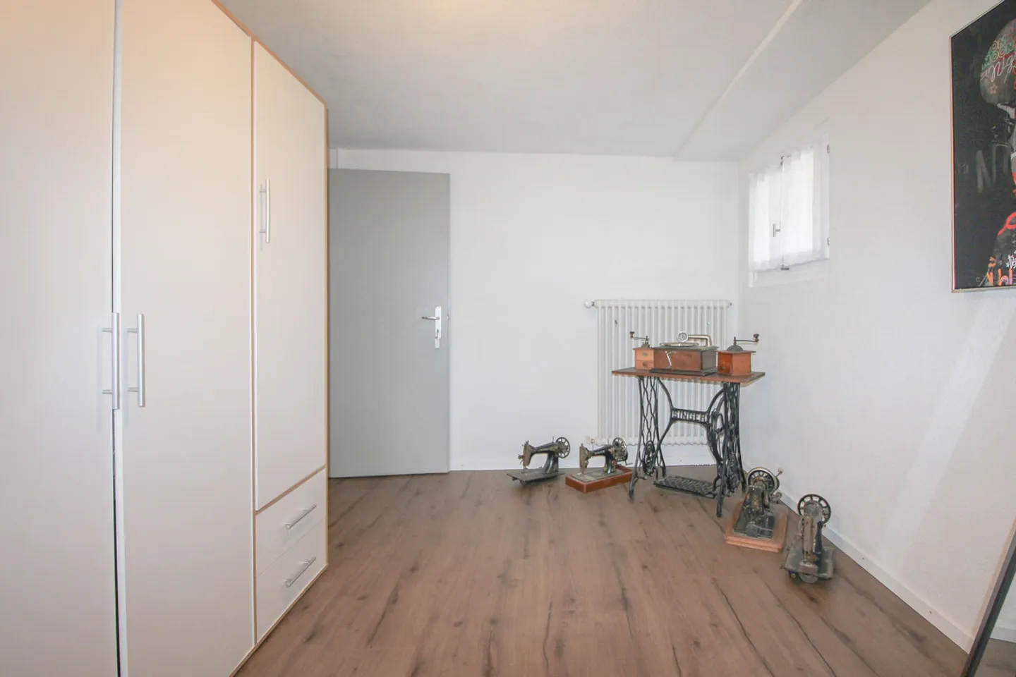 Chalet mit 5.5 Zimmern und großem, baumgesäumtem Garten sowie Autoabstellplatz - Foto 7 von 32