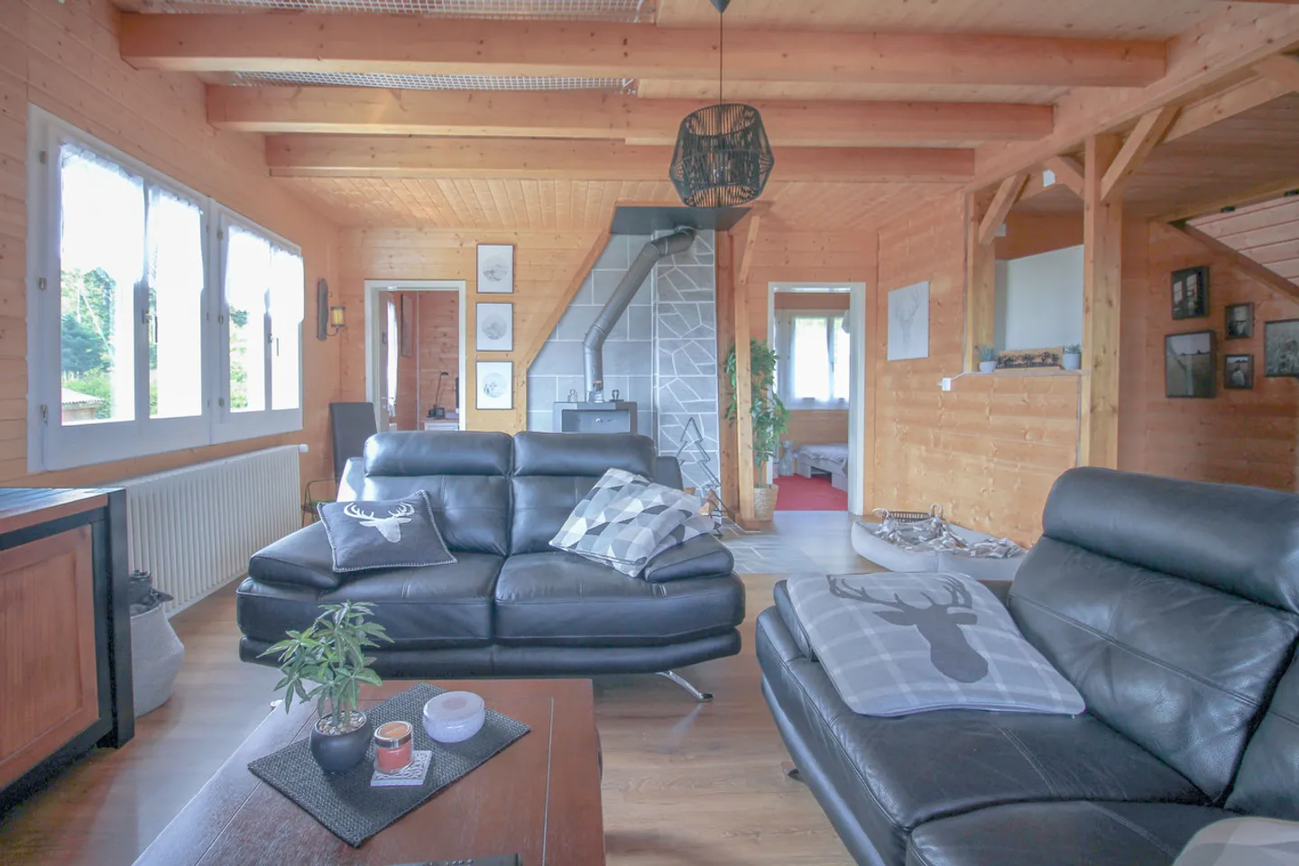 Chalet mit 5.5 Zimmern und großem, baumgesäumtem Garten sowie Autoabstellplatz - Foto 9 von 32