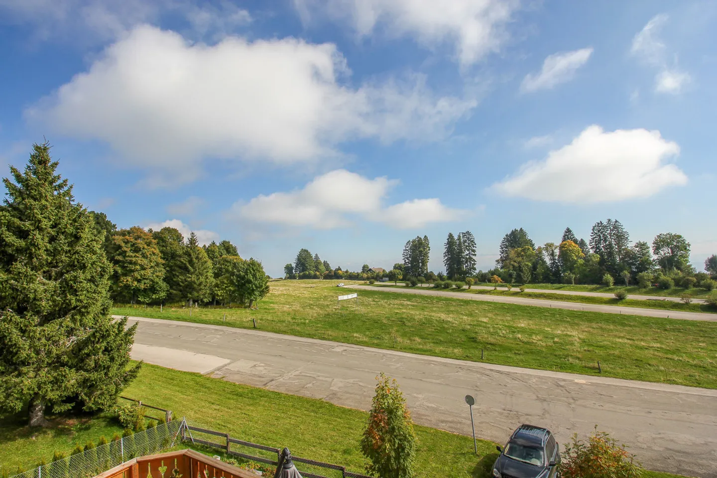 Chalet mit 5.5 Zimmern und großem, baumgesäumtem Garten sowie Autoabstellplatz - Foto 20 von 32