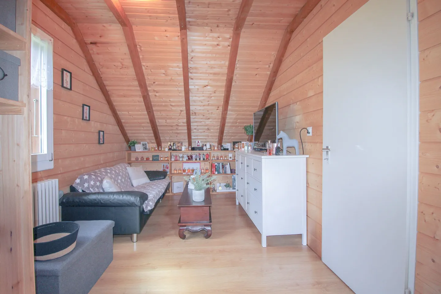 Chalet mit 5.5 Zimmern und großem, baumgesäumtem Garten sowie Autoabstellplatz - Foto 22 von 32