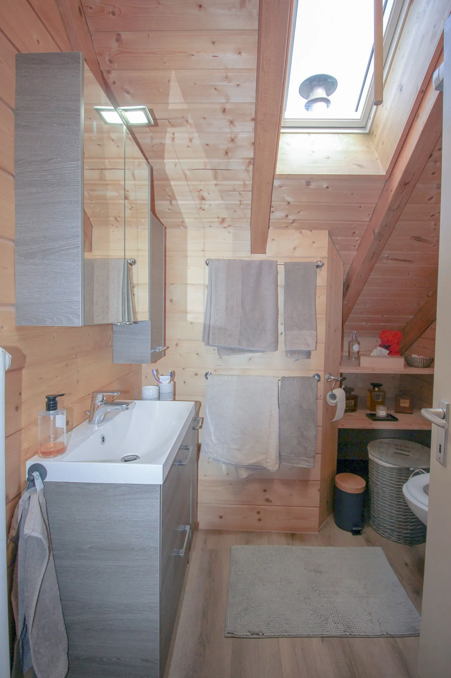 Chalet mit 5.5 Zimmern und großem, baumgesäumtem Garten sowie Autoabstellplatz - Foto 24 von 32