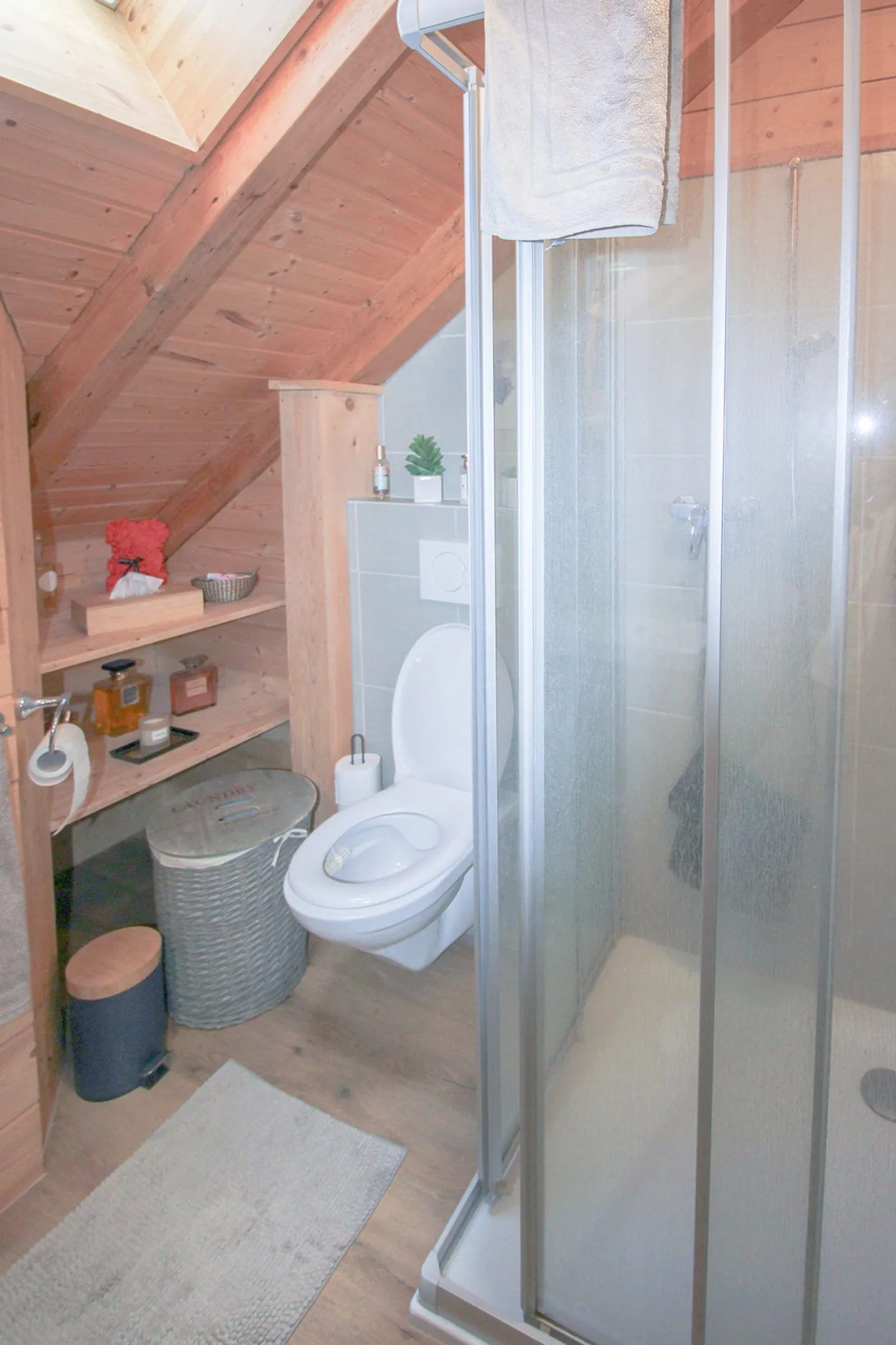 Chalet mit 5.5 Zimmern und großem, baumgesäumtem Garten sowie Autoabstellplatz - Foto 25 von 32