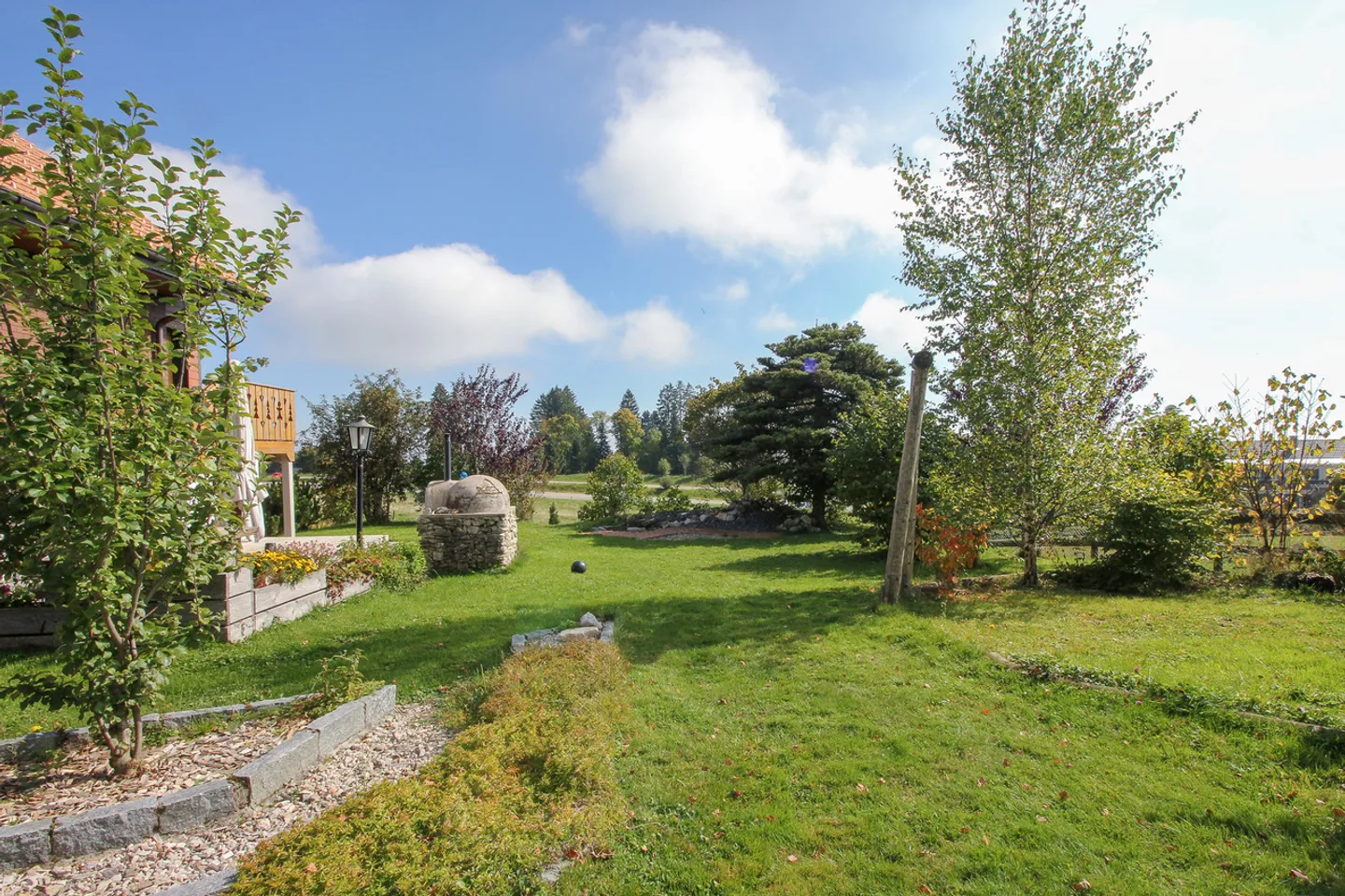 Chalet mit 5.5 Zimmern und großem, baumgesäumtem Garten sowie Autoabstellplatz - Foto 27 von 32