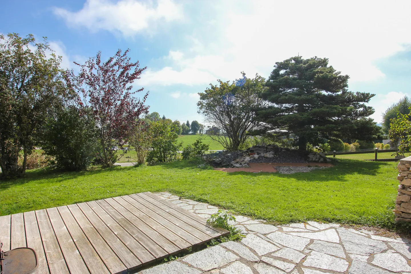 Chalet mit 5.5 Zimmern und großem, baumgesäumtem Garten sowie Autoabstellplatz - Foto 28 von 32