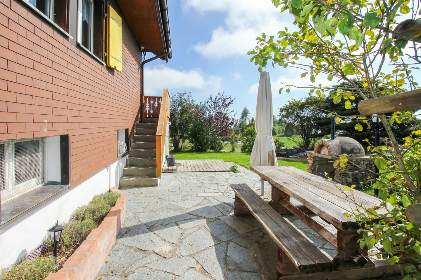 Chalet mit 5.5 Zimmern und großem, baumgesäumtem Garten sowie Autoabstellplatz - Foto 29 von 32