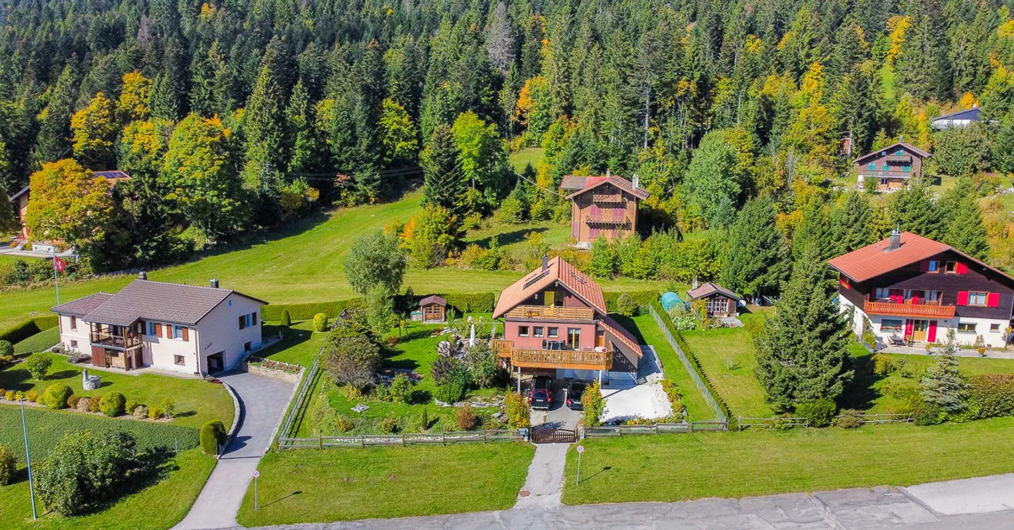 Chalet mit 5.5 Zimmern und großem, baumgesäumtem Garten sowie Autoabstellplatz - Foto 30 von 32