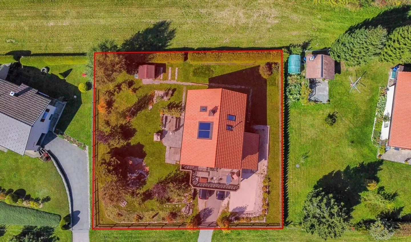 Chalet mit 5.5 Zimmern und großem, baumgesäumtem Garten sowie Autoabstellplatz - Foto 31 von 32