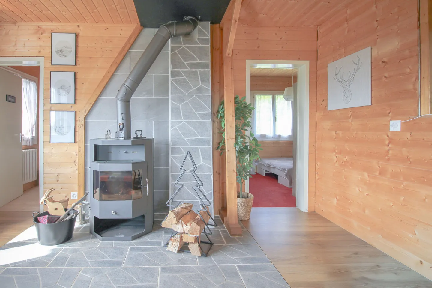 Chalet mit 5.5 Zimmern und großem, baumgesäumtem Garten sowie Autoabstellplatz - Foto 11 von 32