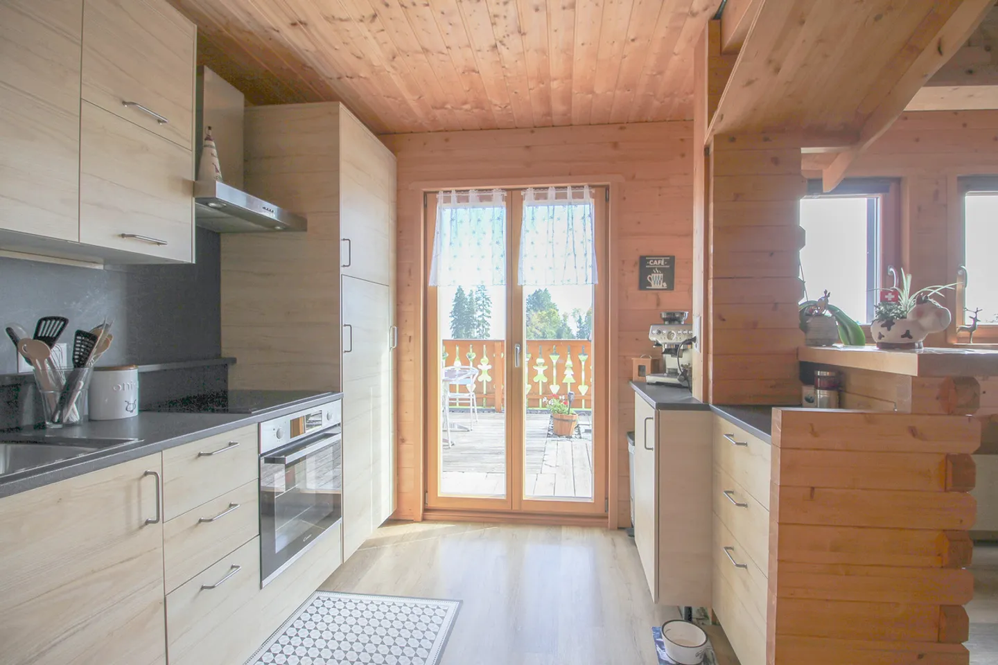 Chalet mit 5.5 Zimmern und großem, baumgesäumtem Garten sowie Autoabstellplatz - Foto 13 von 32