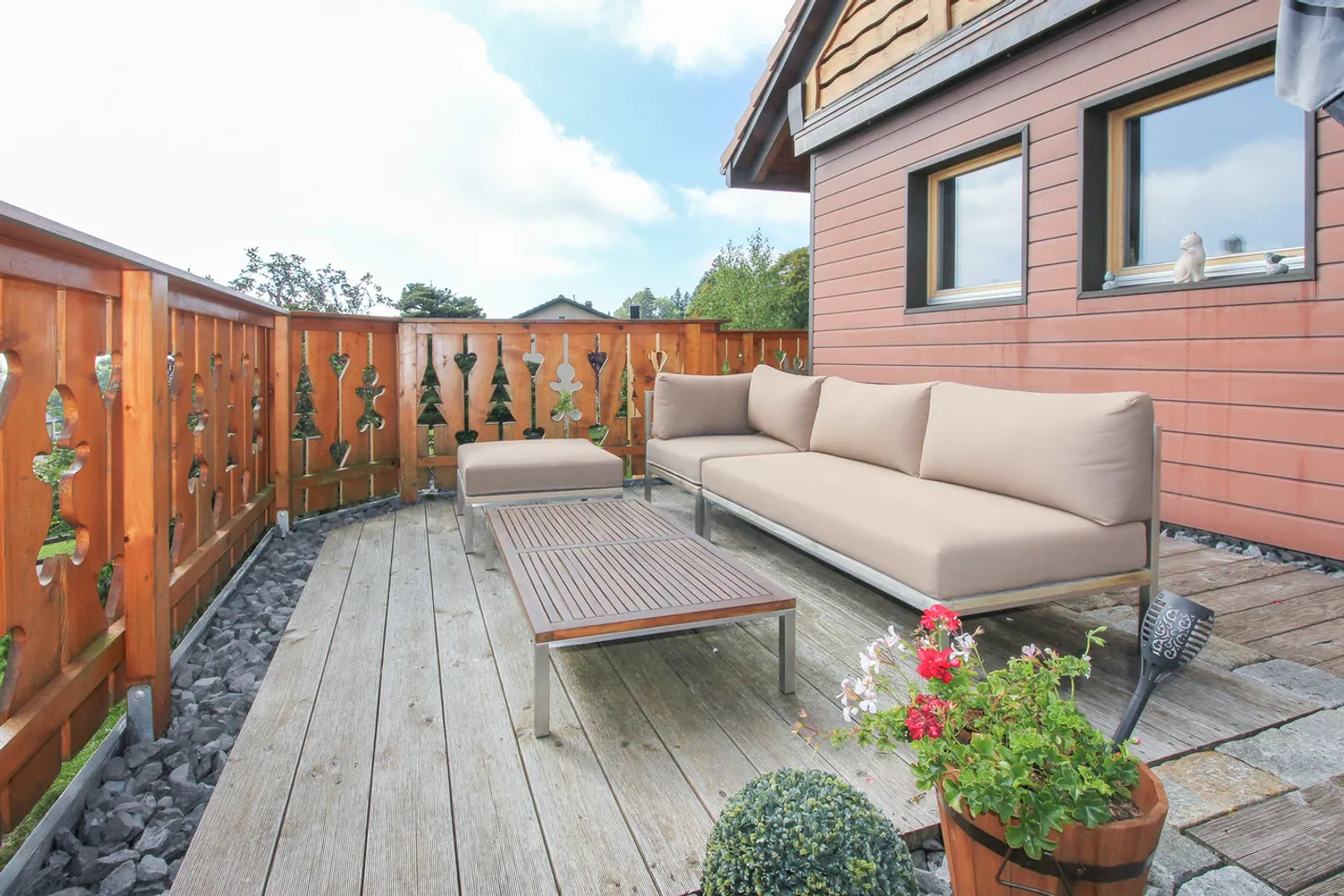 Chalet mit 5.5 Zimmern und großem, baumgesäumtem Garten sowie Autoabstellplatz - Foto 14 von 32