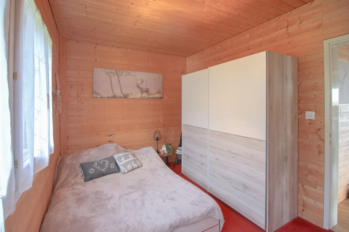 Chalet mit 5.5 Zimmern und großem, baumgesäumtem Garten sowie Autoabstellplatz - Foto 16 von 32
