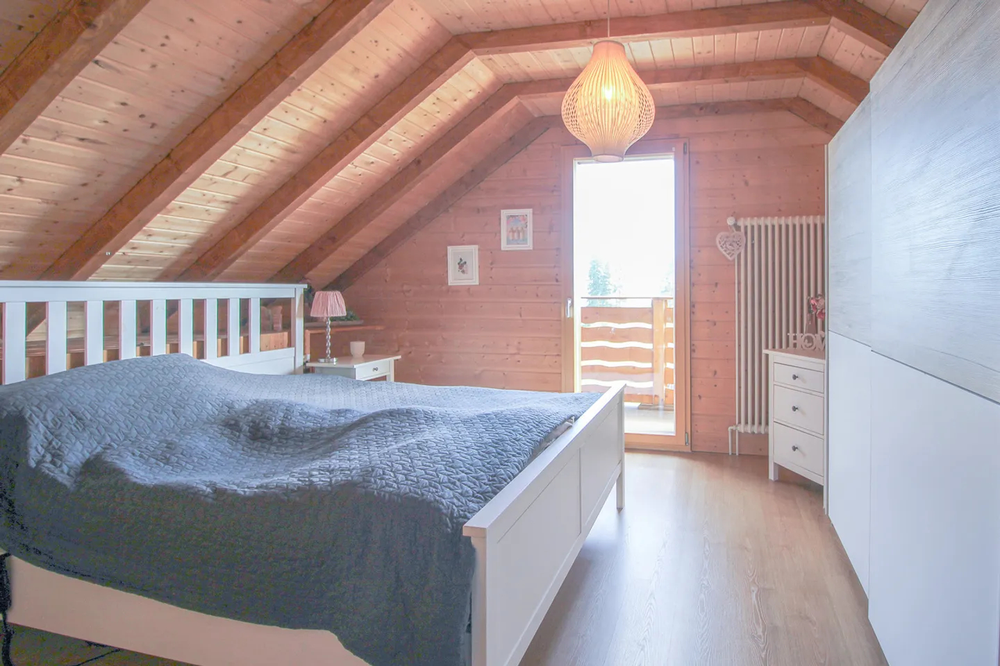 Chalet mit 5.5 Zimmern und großem, baumgesäumtem Garten sowie Autoabstellplatz - Foto 19 von 32