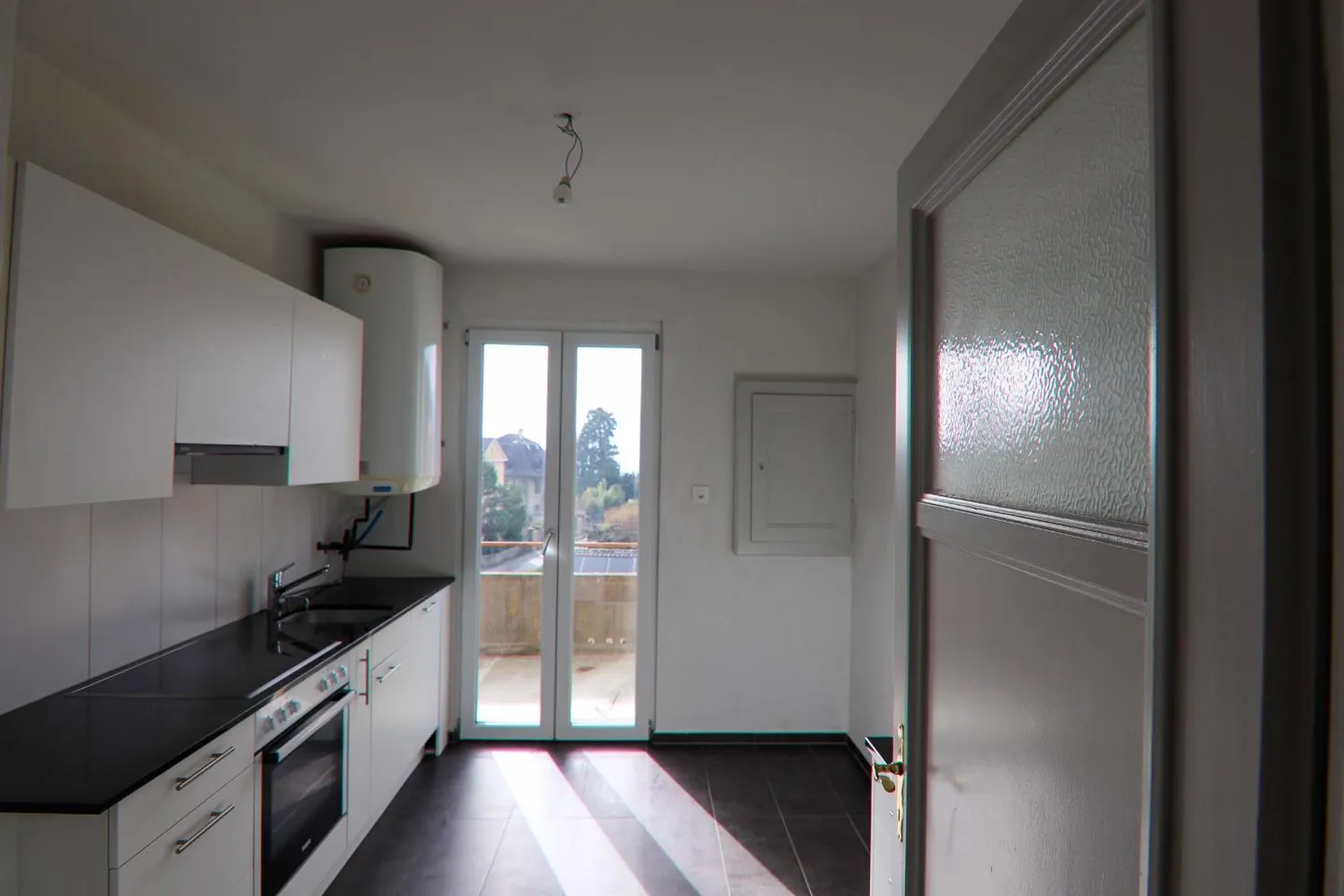 3.5 Room Apartment with Beautiful Lake View - Photo 3 of 10