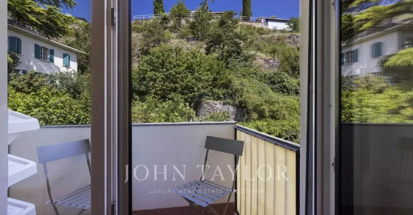 Duplex with Castle Views - Photo 4 of 7