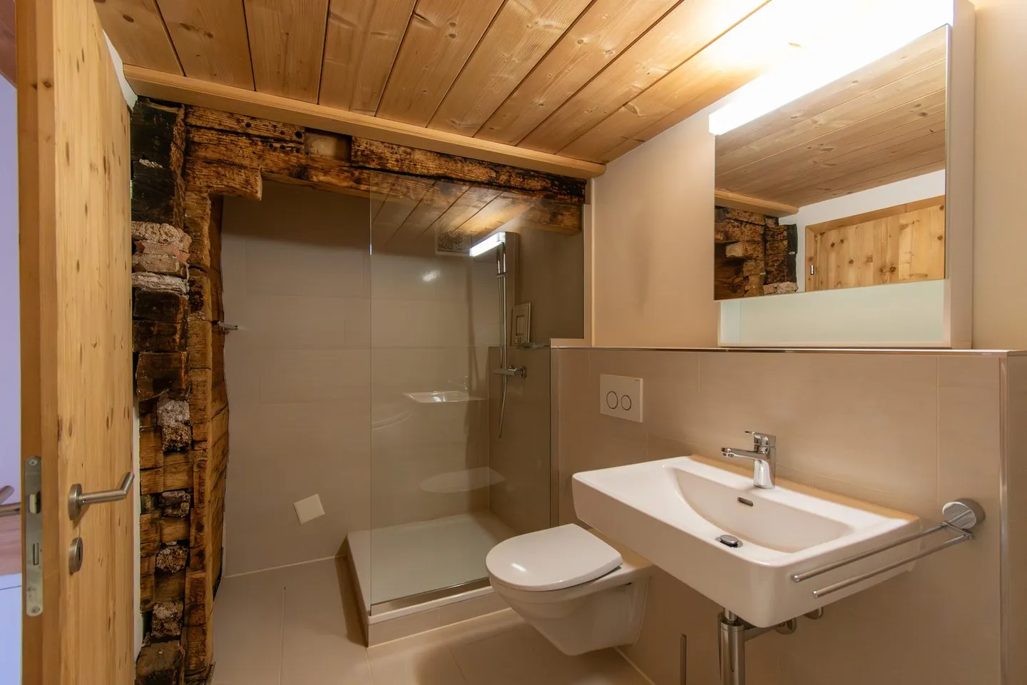 Charming 2.5 Room Apartment in a Wonderful Location - Photo 5 of 13