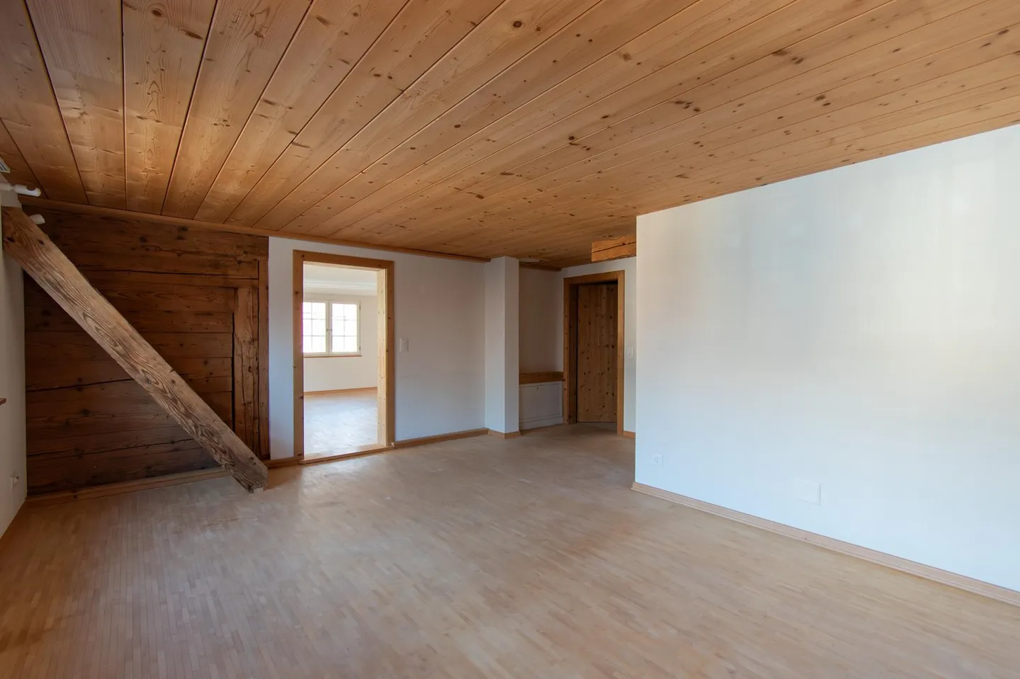 Charming 2.5 Room Apartment in a Wonderful Location - Photo 8 of 13