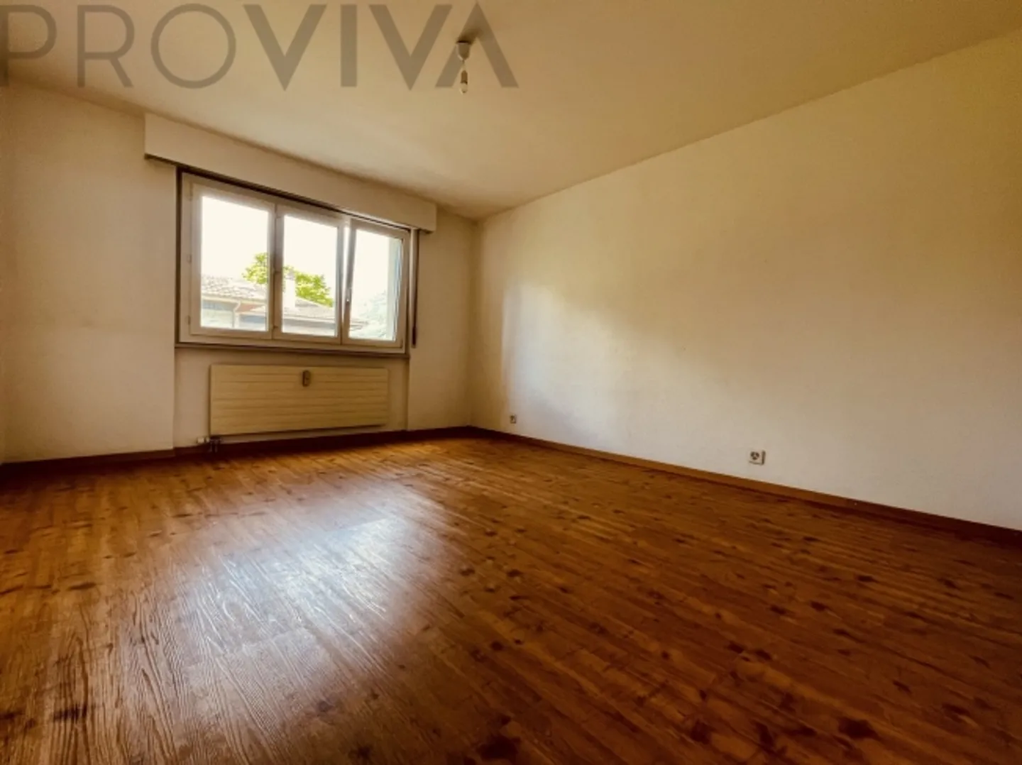 «Helle Räume, zentrale Lage, Spielplatz, Parkplatz inklusive» - Foto 3 von 7