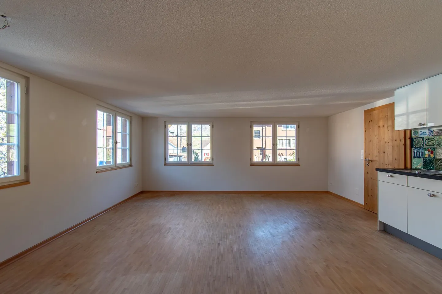 Charming 2.5 Room Apartment in a Wonderful Location - Photo 3 of 13