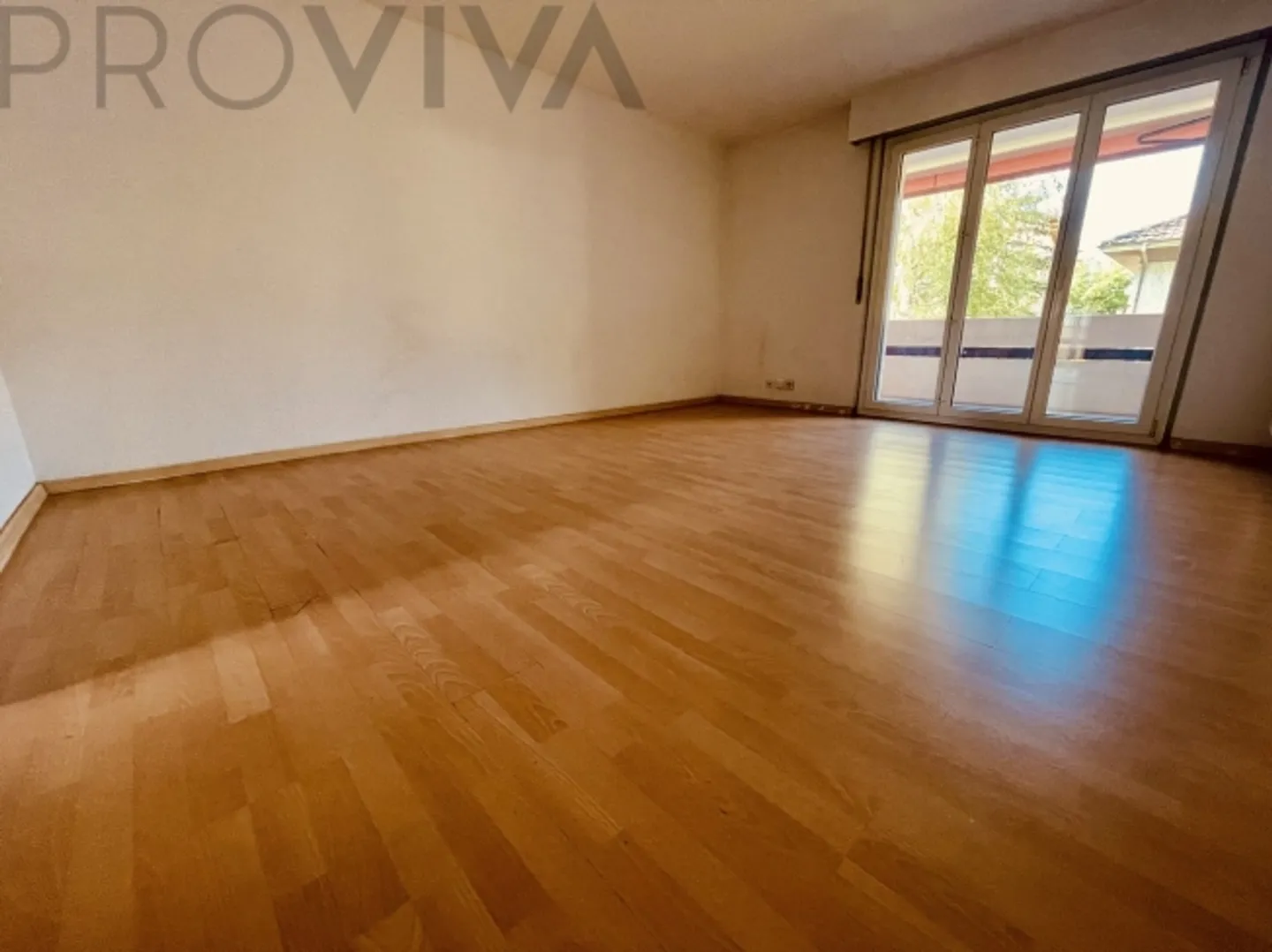 «Helle Räume, zentrale Lage, Spielplatz, Parkplatz inklusive» - Foto 4 von 7