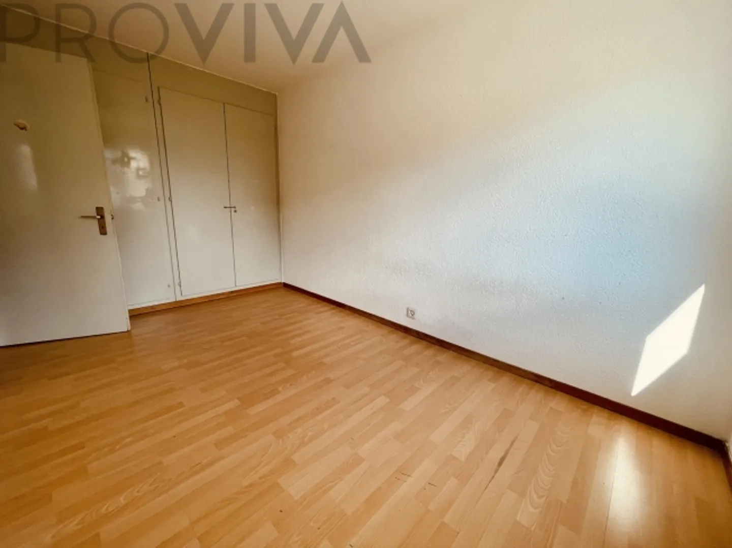 «Helle Räume, zentrale Lage, Spielplatz, Parkplatz inklusive» - Foto 5 von 7