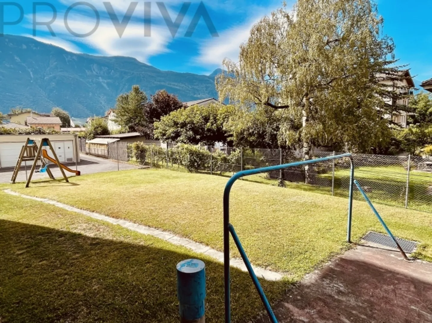 «Helle Räume, zentrale Lage, Spielplatz, Parkplatz inklusive» - Foto 6 von 7