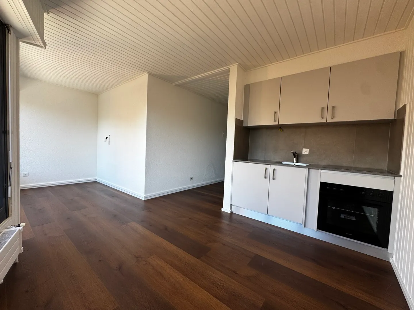 Helles teilweise renoviertes Studio - Foto 1 von 4