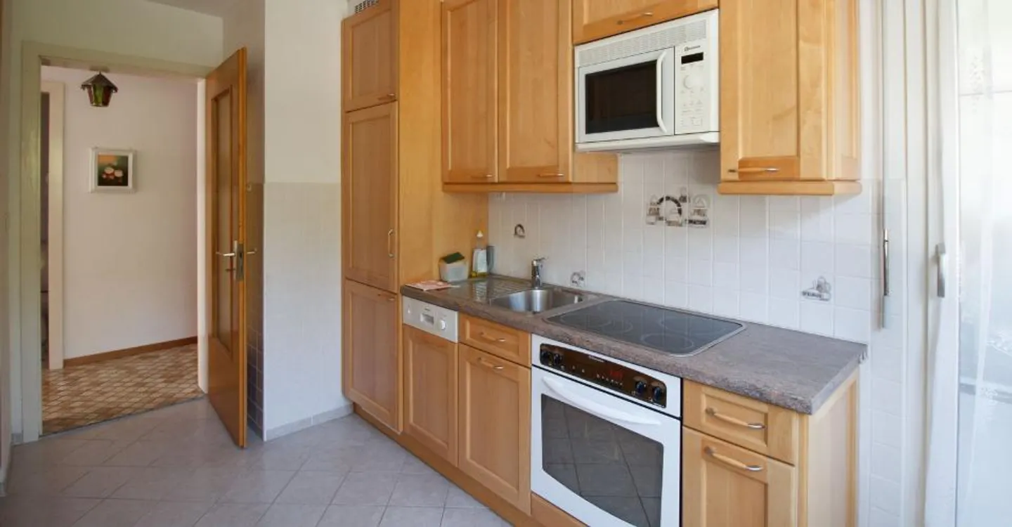 Spacious 3.5-Room Apartment - Photo 2 of 9