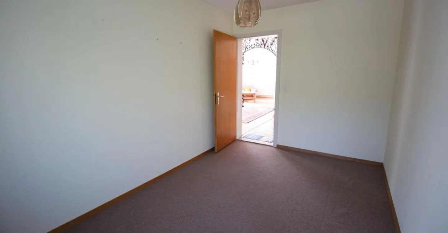 Spacious 3.5-Room Apartment - Photo 4 of 9