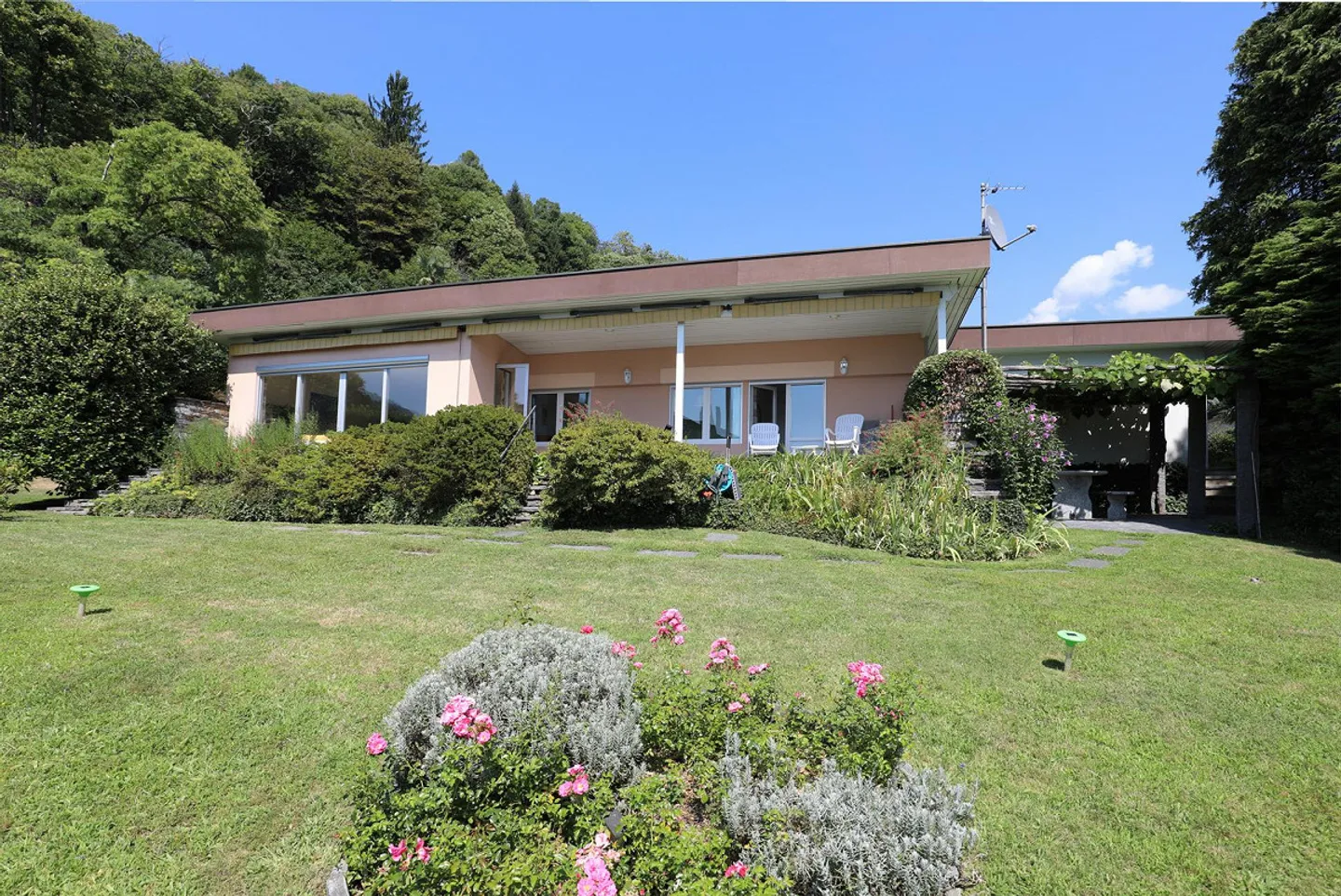 Bella casa vacanze in una posizione soleggiata a Brione s. Minusio - Foto 5 di 18