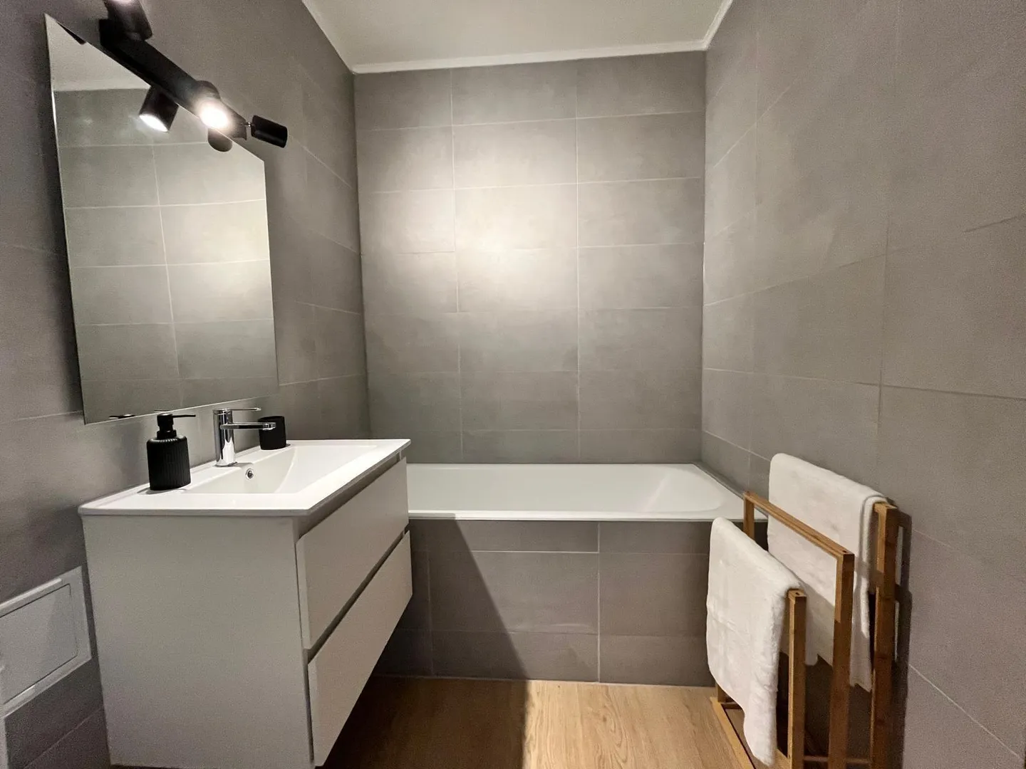 Exclusive listing ? Renovated 4-bedroom apartment, 177 sqm PPE, panoramic 180 view on the 7th floor (Meyrin) - Photo 15 of 15