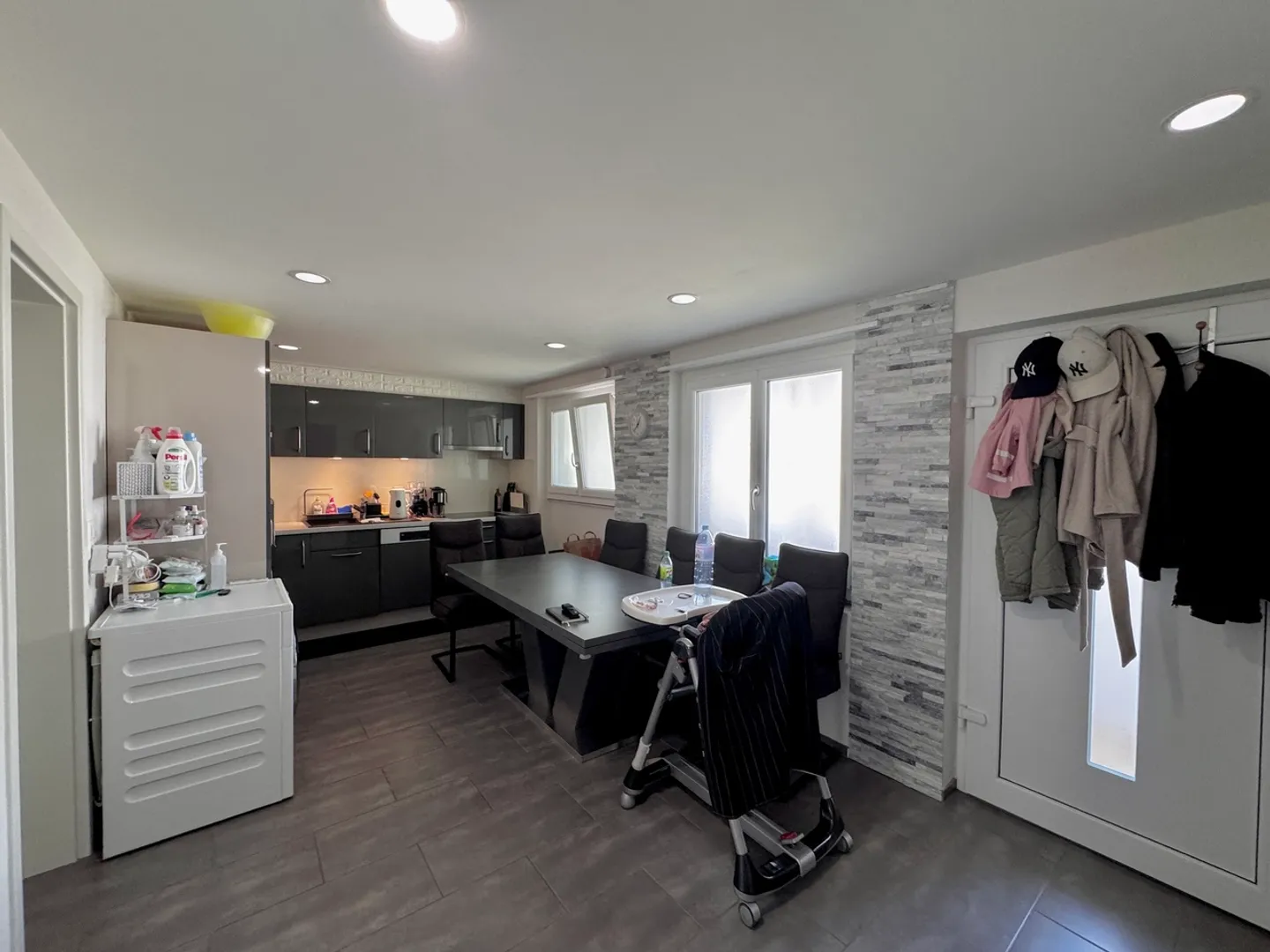 Stylish 3.5-room apartment with its own garage box - Photo 2 of 10