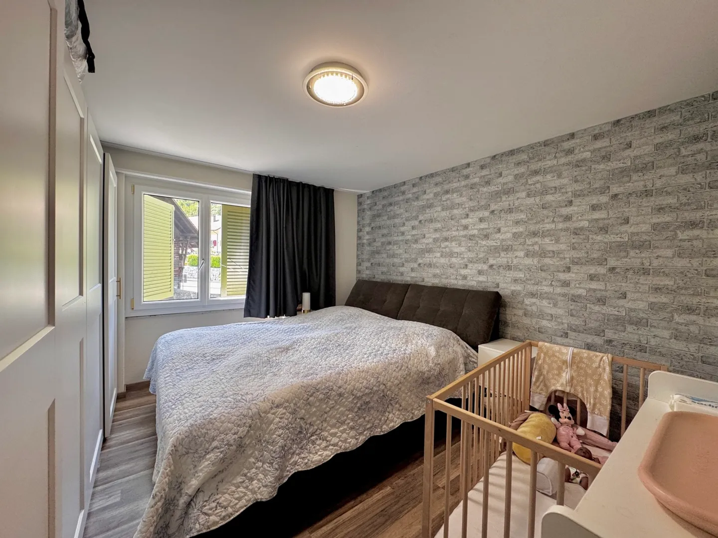 Stylish 3.5-room apartment with its own garage box - Photo 6 of 10
