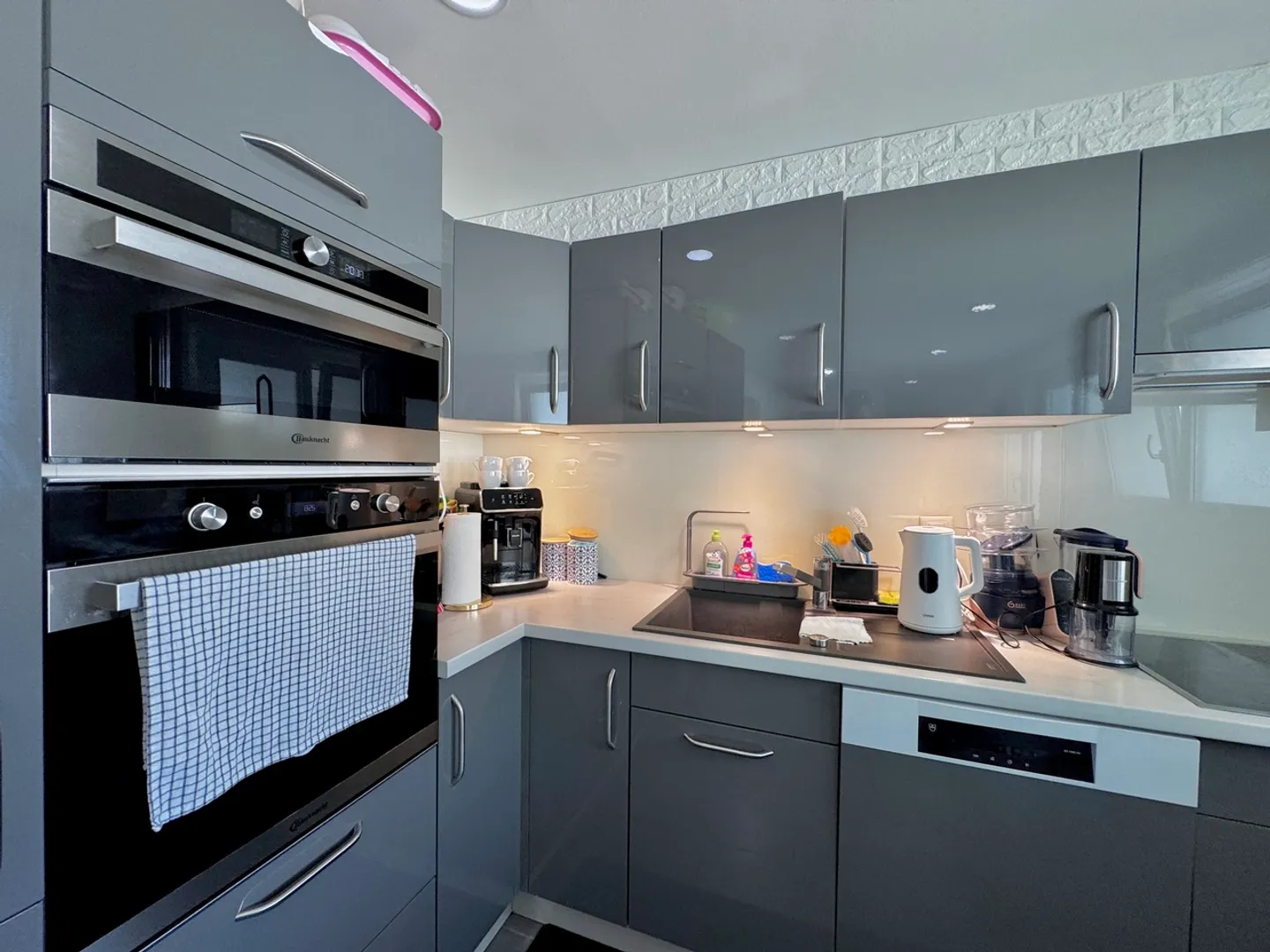 Stylish 3.5-room apartment with its own garage box - Photo 5 of 10