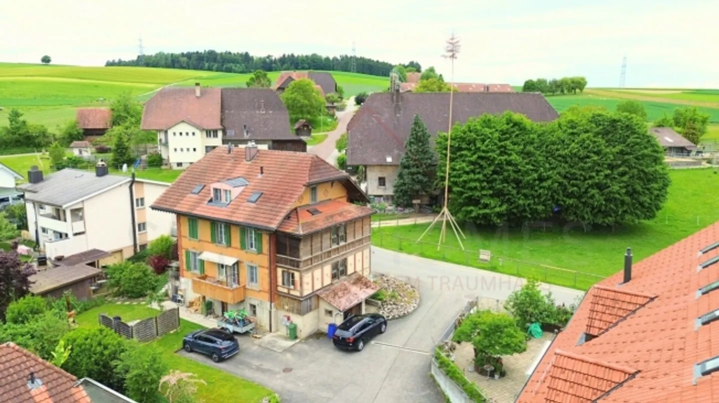 Affascinante casa plurifamiliare a Grasswil BE - ben tenuta, solida e con un rendimento del 4,8% - Foto 2 di 17