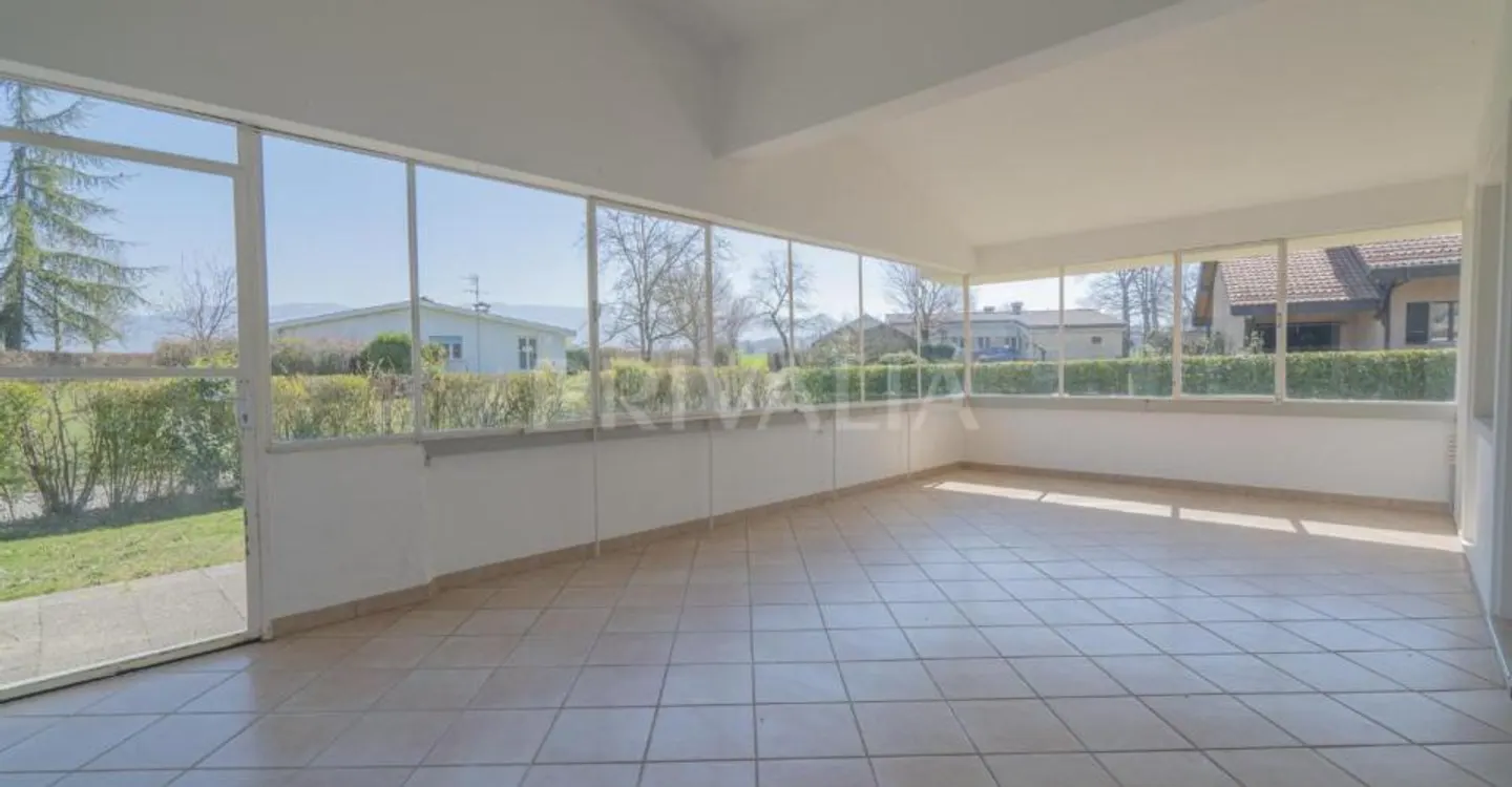 Beautiful single-storey villa with garden in the heart of the Geneva Champagne region - Photo 4 of 10