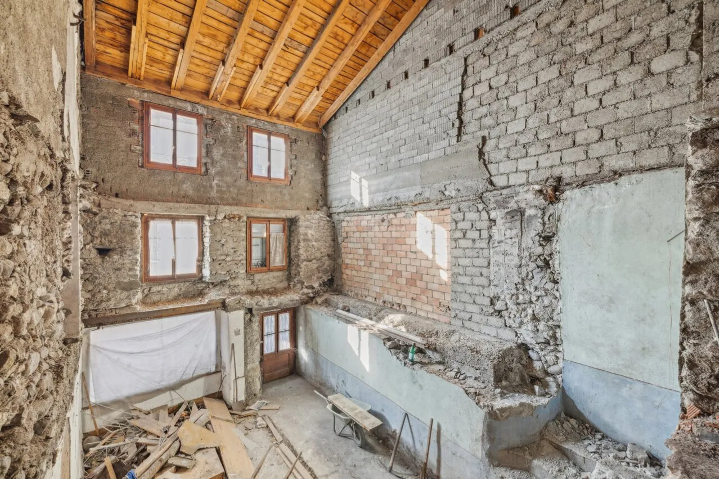 Affascinante casa di villaggio da ristrutturare. Un progetto autentico! - Foto 2 di 7
