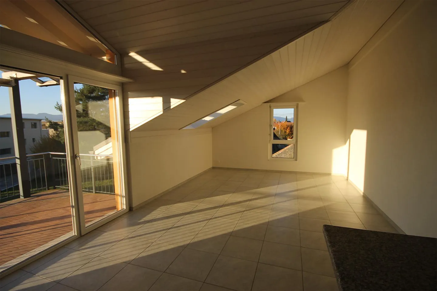 Charmante 4.5-Zimmer-Dachwohnung mit gedecktem Balkon in Koppigen - Photo 1 of 11
