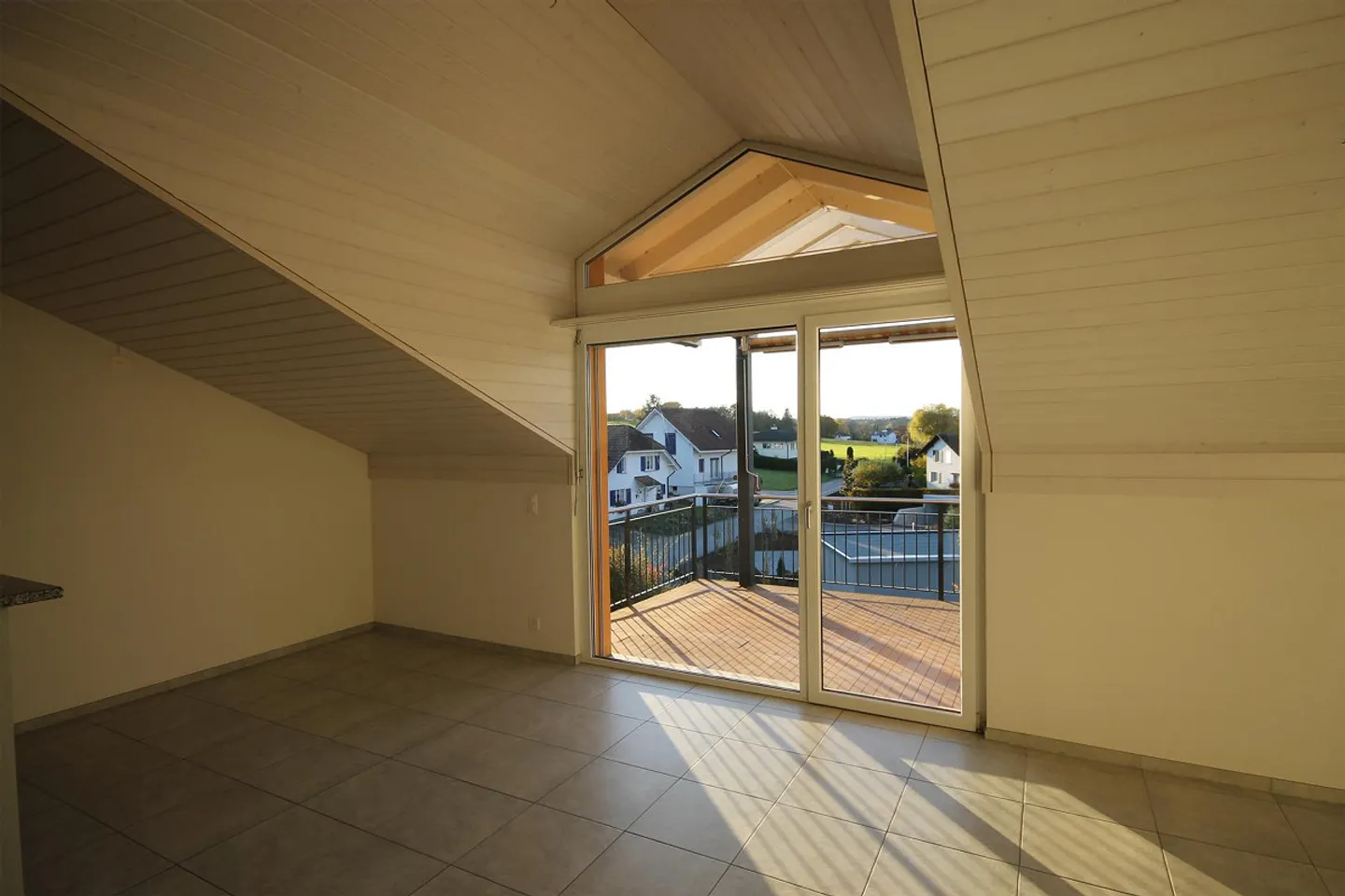 Charmante 4.5-Zimmer-Dachwohnung mit gedecktem Balkon in Koppigen - Photo 2 of 11