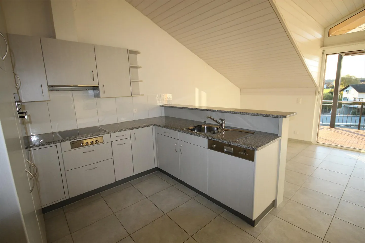 Charmante 4.5-Zimmer-Dachwohnung mit gedecktem Balkon in Koppigen - Photo 3 of 11