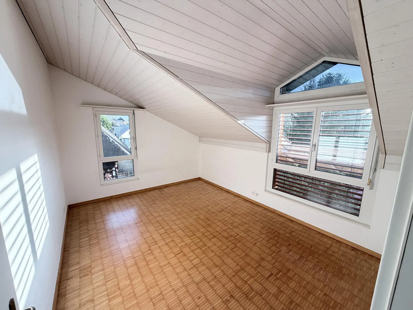 Charmante 4.5-Zimmer-Dachwohnung mit gedecktem Balkon in Koppigen - Photo 4 of 11