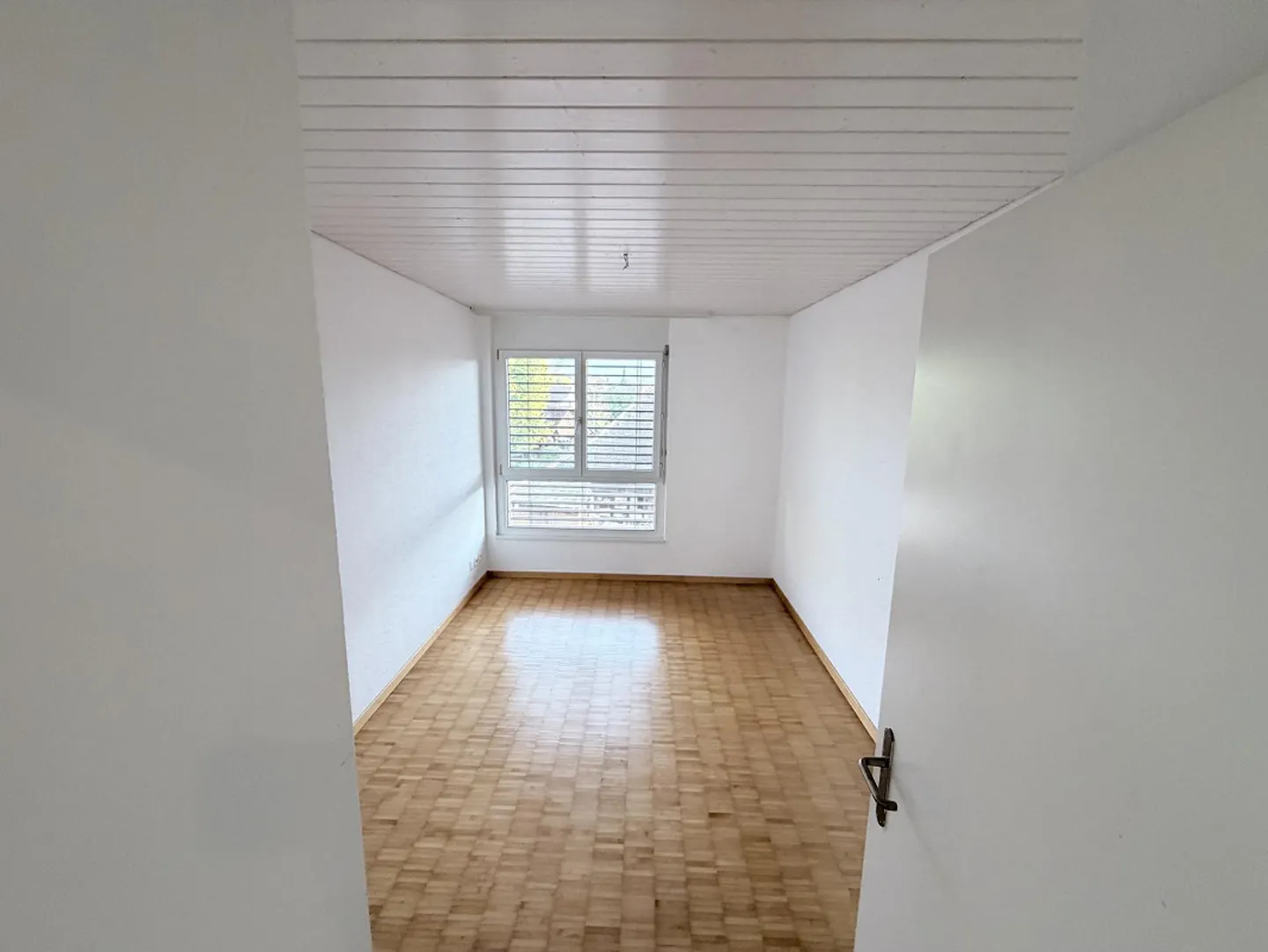 Charmante 4.5-Zimmer-Dachwohnung mit gedecktem Balkon in Koppigen - Photo 5 of 11