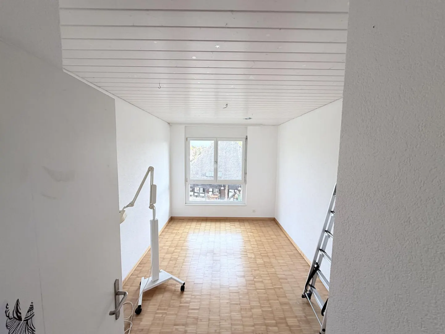 Charmante 4.5-Zimmer-Dachwohnung mit gedecktem Balkon in Koppigen - Photo 6 of 11
