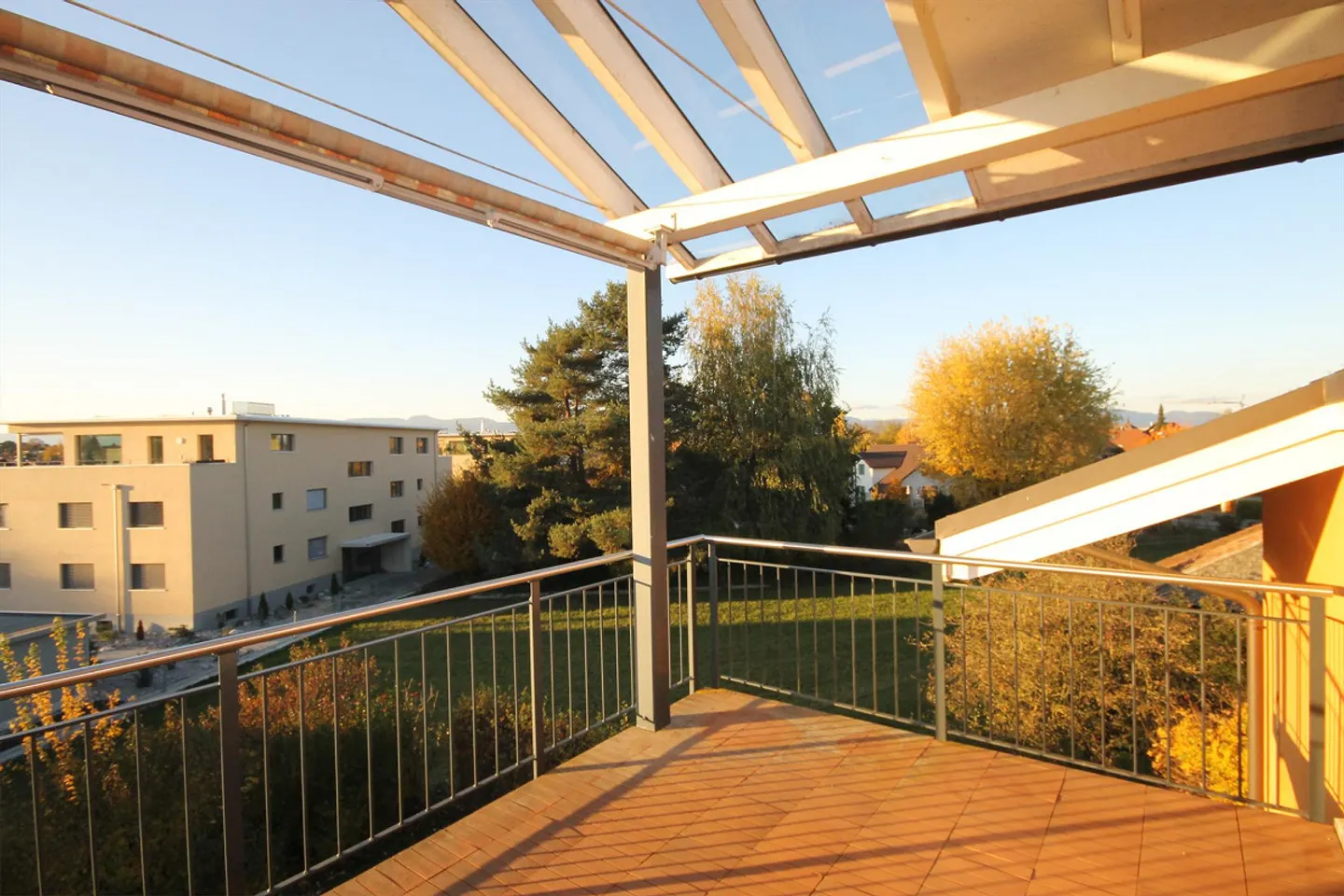 Charmante 4.5-Zimmer-Dachwohnung mit gedecktem Balkon in Koppigen - Photo 7 of 11