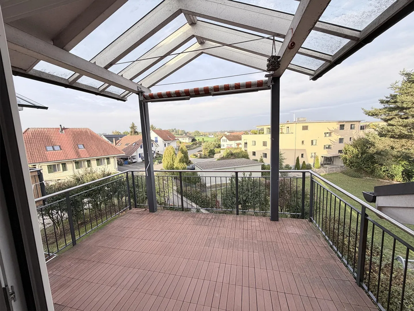 Charmante 4.5-Zimmer-Dachwohnung mit gedecktem Balkon in Koppigen - Photo 8 of 11